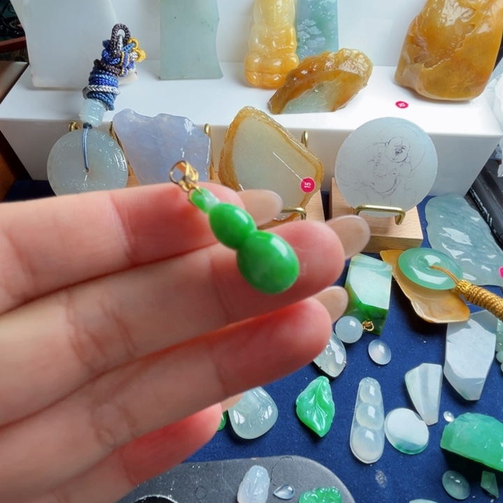 翡翠18K金镶嵌颈饰绿葫芦