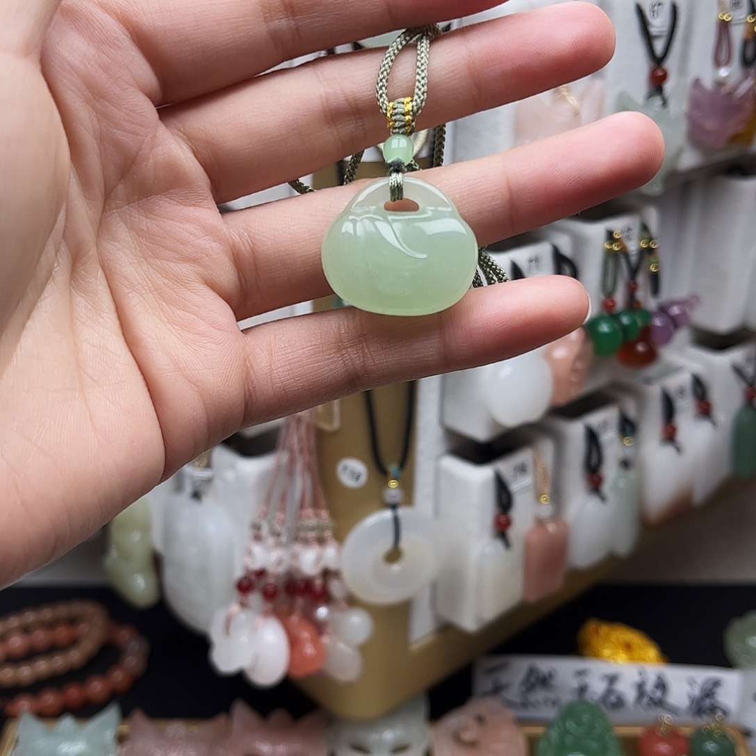 石英质玉未镶嵌颈饰