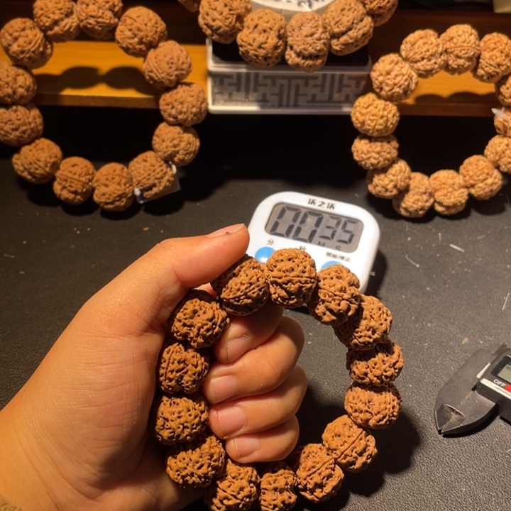 吕***哥金刚菩提手串这个