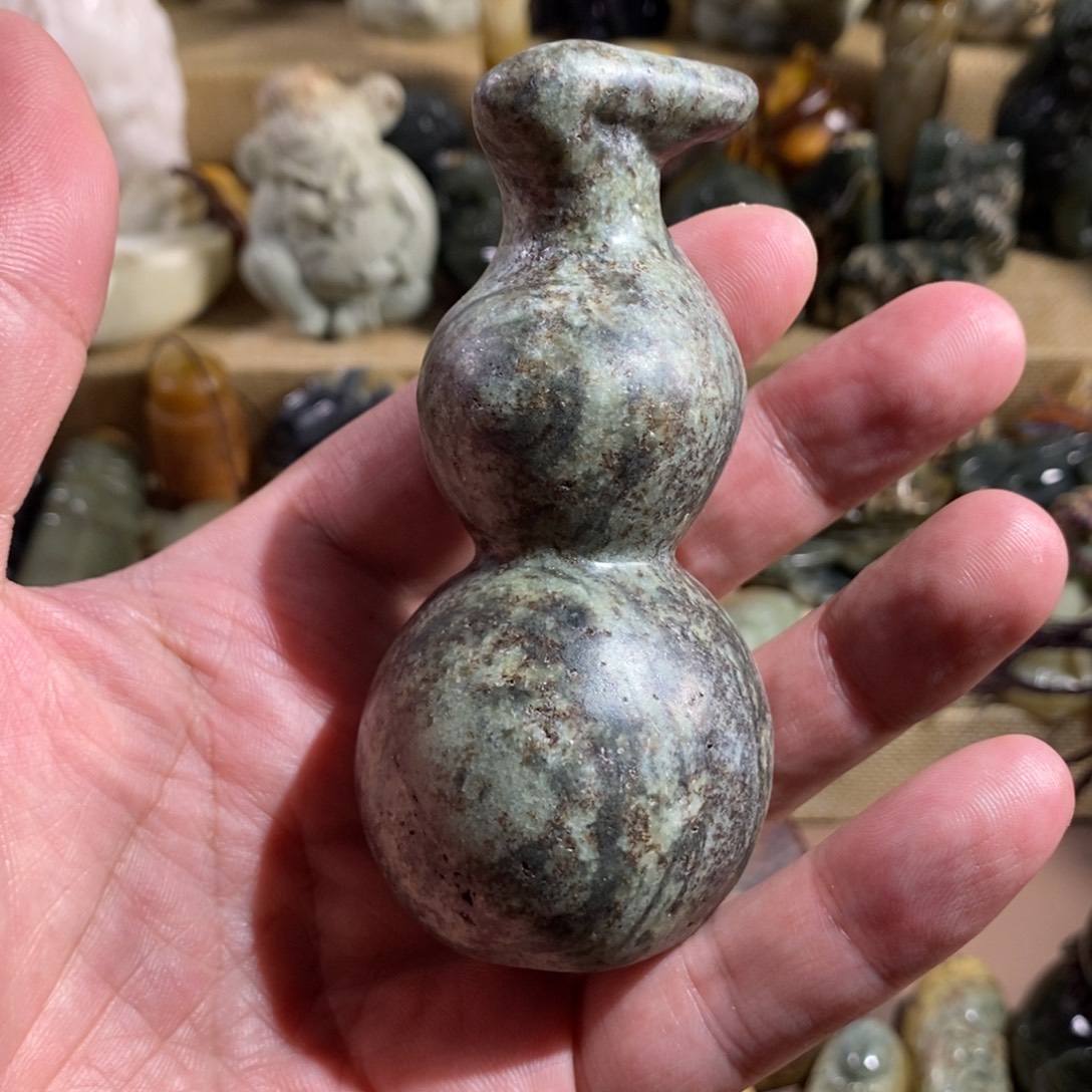 未镶嵌岫岩河磨玉（透闪石质玉）挂件