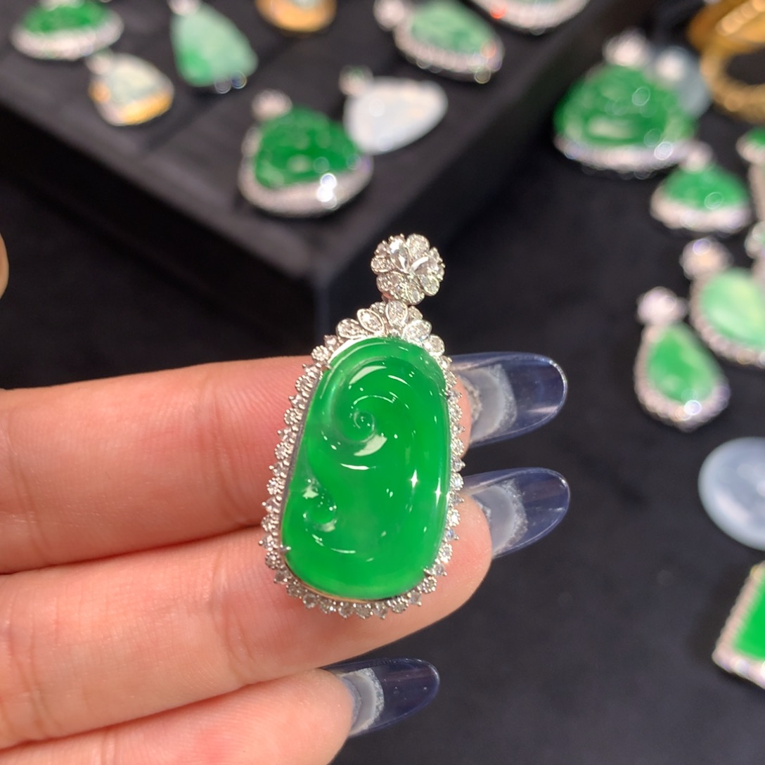翡翠挂件18K金镶嵌?*哥如意