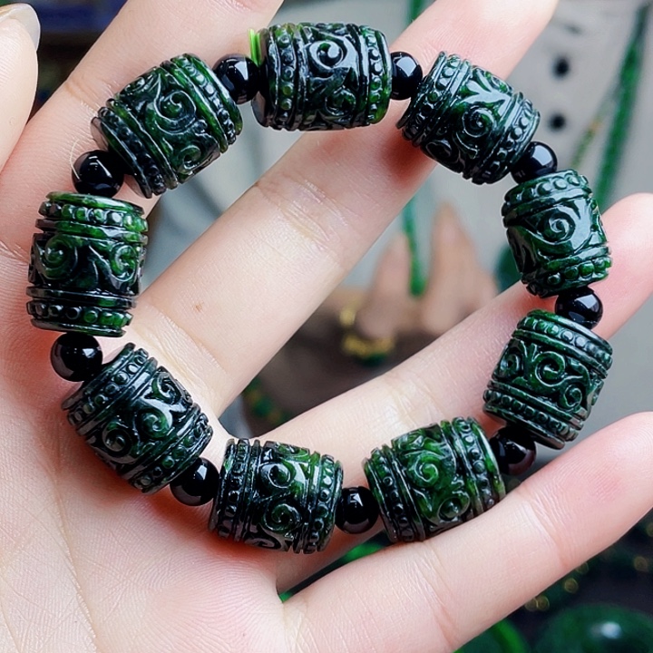 翡翠未镶嵌颈饰多样性