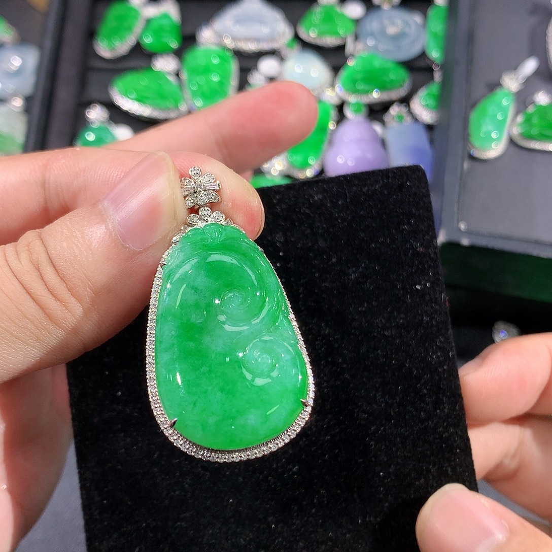 翡翠18K金镶嵌颈饰