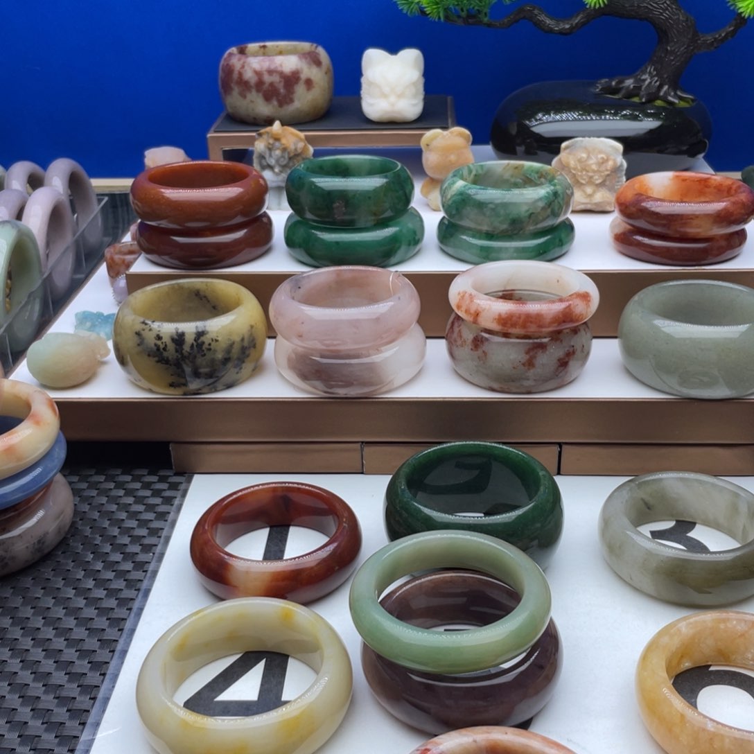 石英质玉手镯未镶嵌龙***里