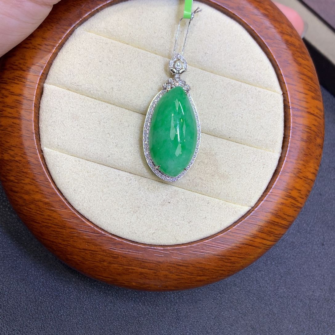 翡翠18K金镶嵌颈饰翡翠