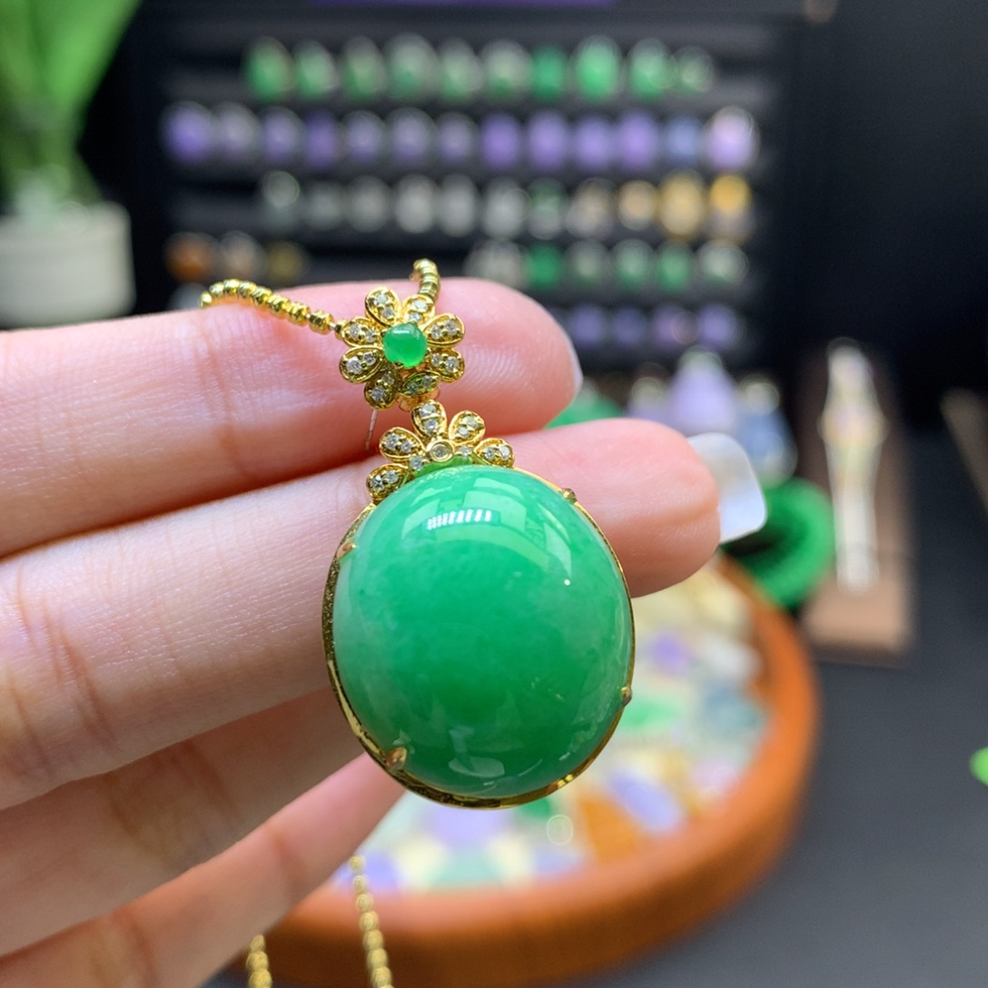 翡翠18K金镶嵌颈饰