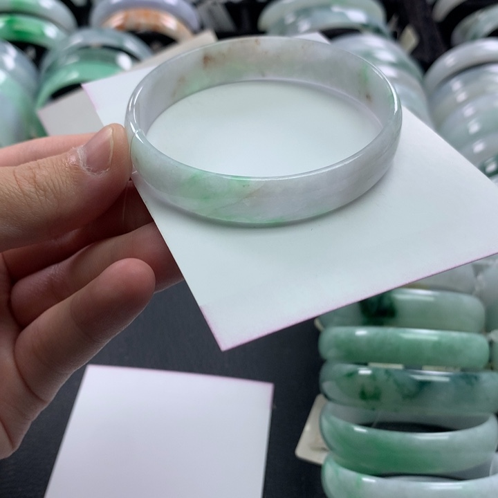 翡翠未镶嵌手镯公主