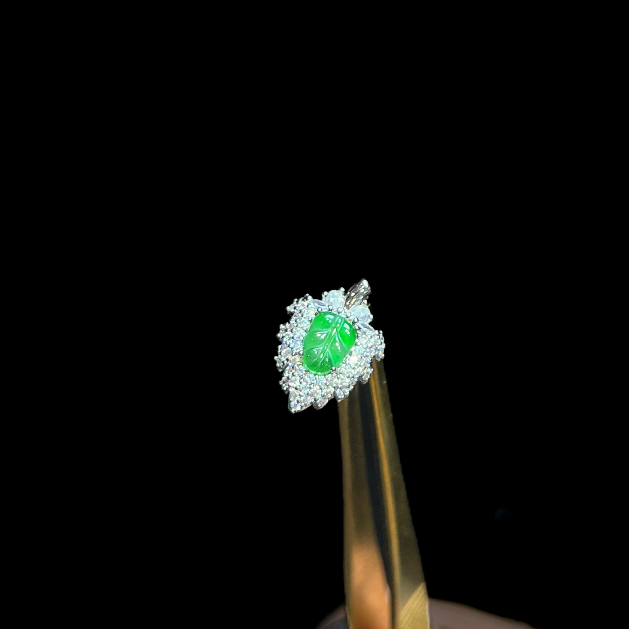 【红旭玉麟】天然翡翠A满绿叶子吊坠  多样性发一件