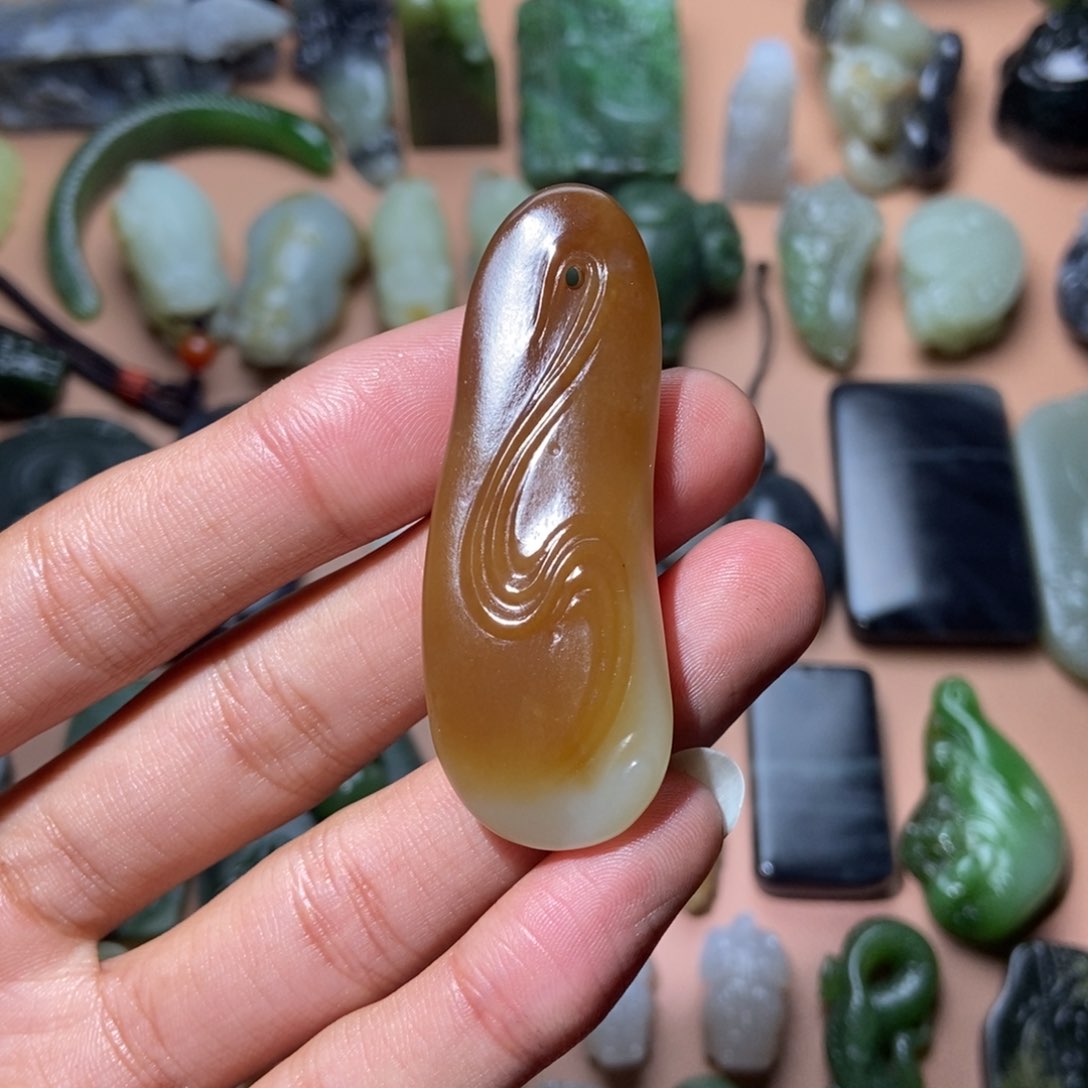 和田玉颈饰未镶嵌三**科