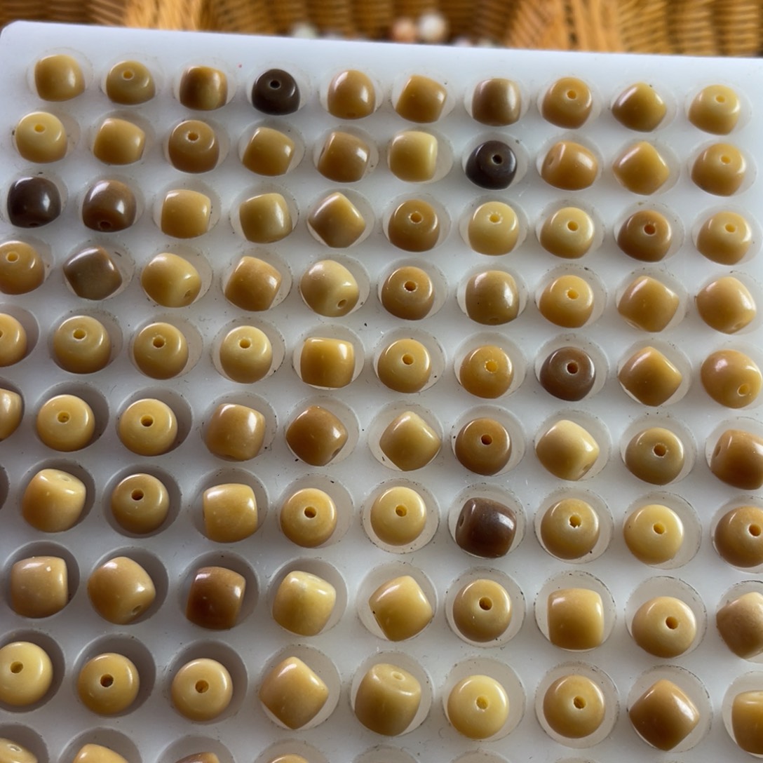 白玉菩提吊坠瑕疵9-8风化直切200颗