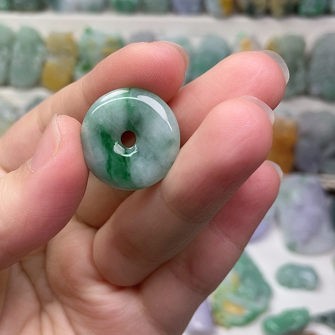 A***修翡翠未镶嵌吊坠(赠链)