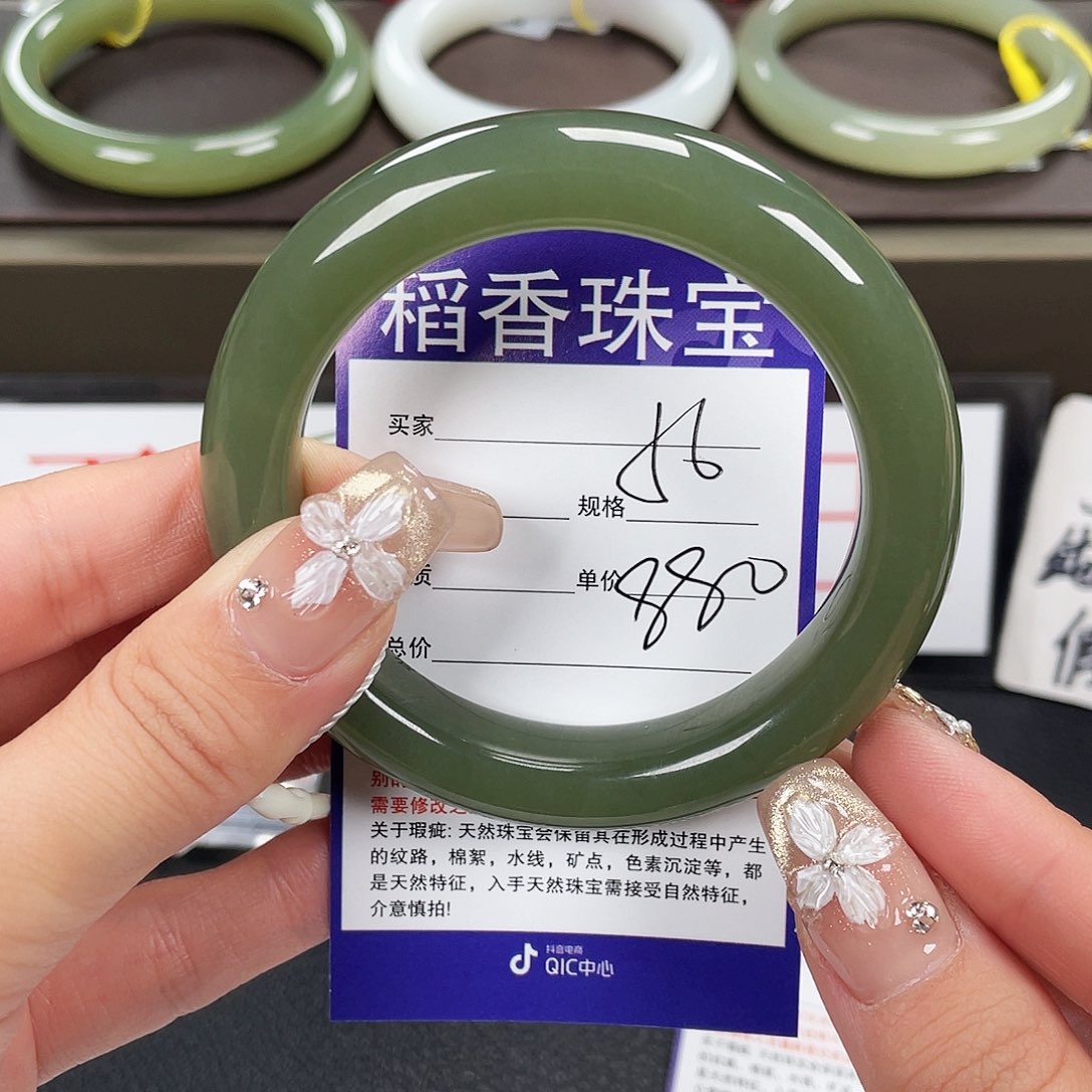 和田玉手镯未镶嵌