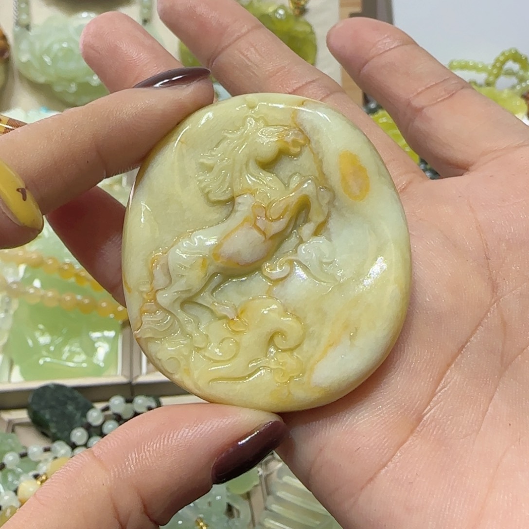 未镶嵌蛇纹石玉吊坠