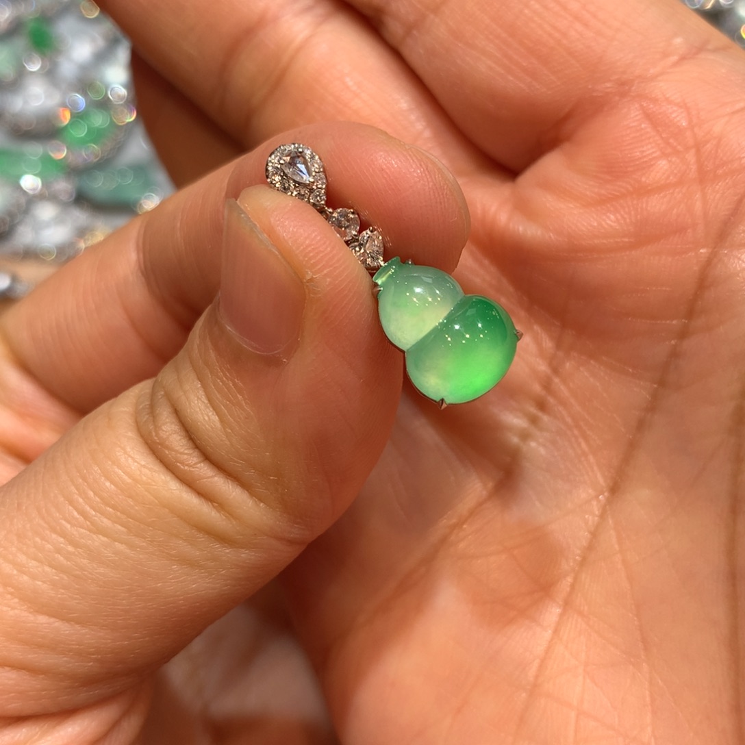 翡翠18K金镶嵌颈饰吊坠