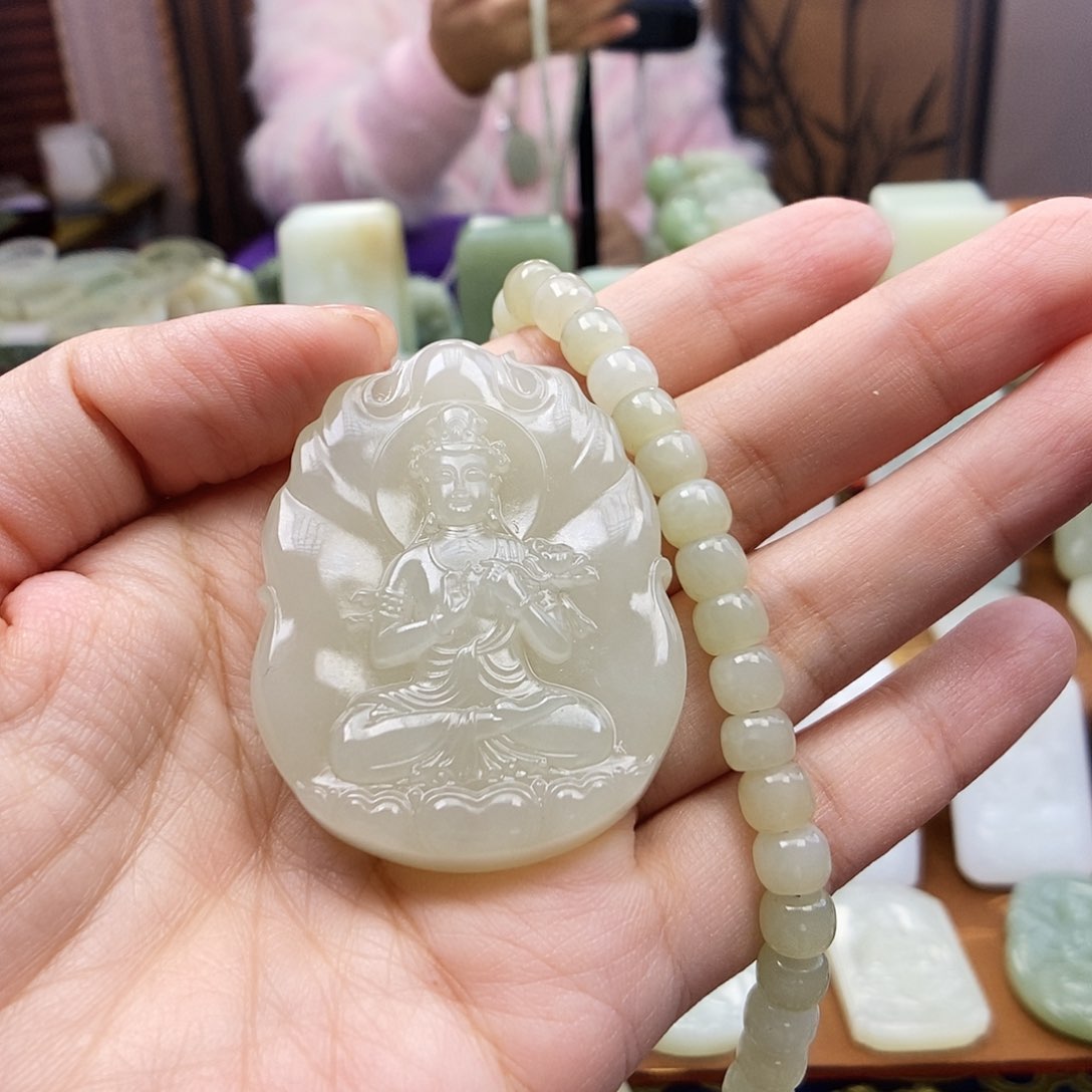 颈饰未镶嵌和田玉叶*