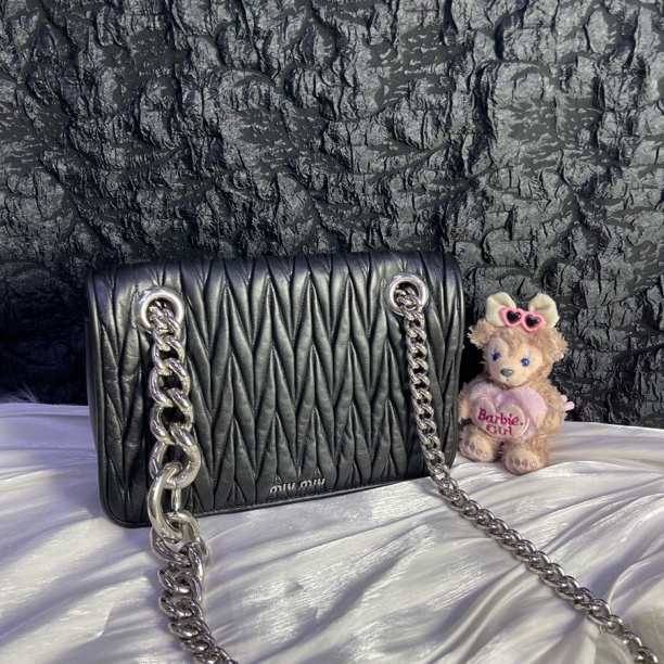 95新 MIU MIU/缪缪 缪缪黑银褶皱翻盖链条斜挎包