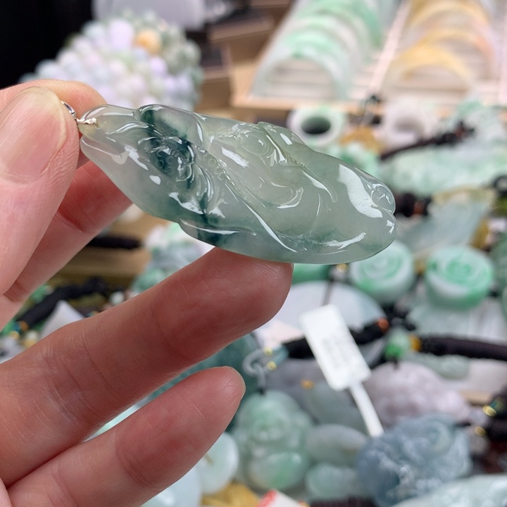 翡翠18K金镶嵌颈饰吊坠