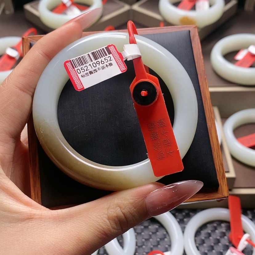 【闪购商品】和田玉手镯未镶嵌青*