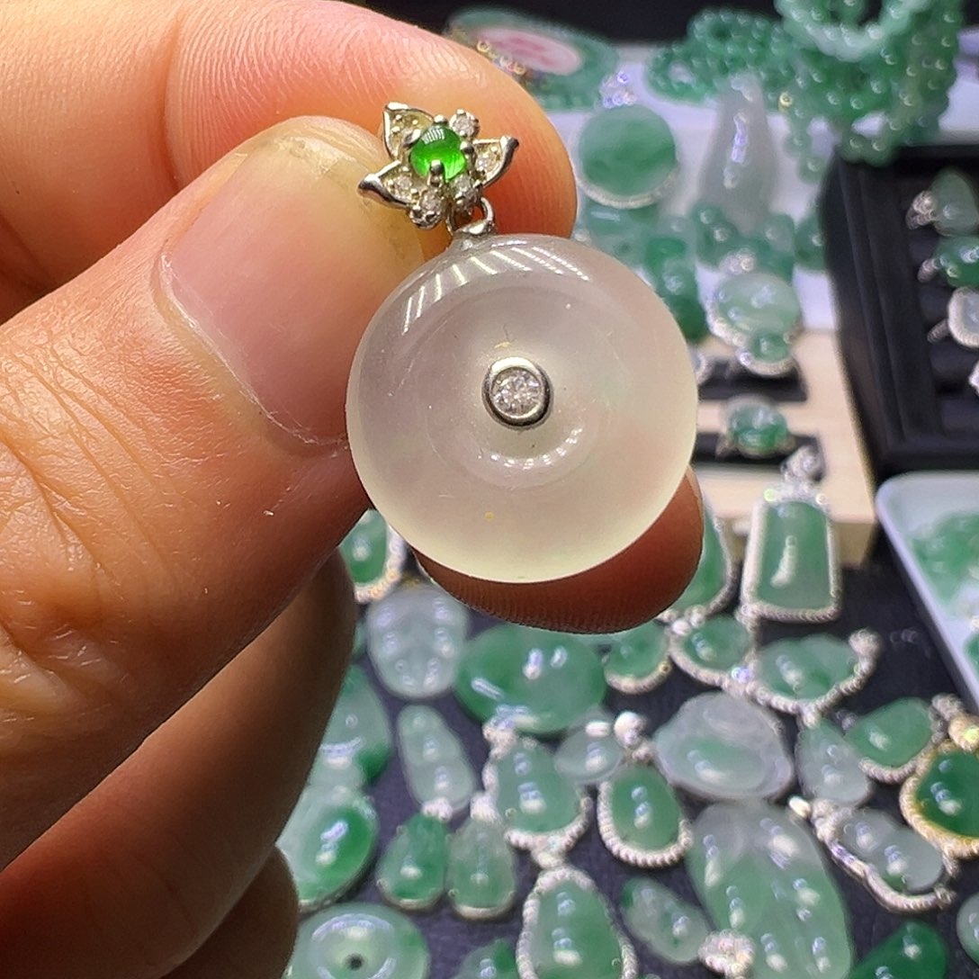 石英质玉（非洲翠）未镶嵌颈饰