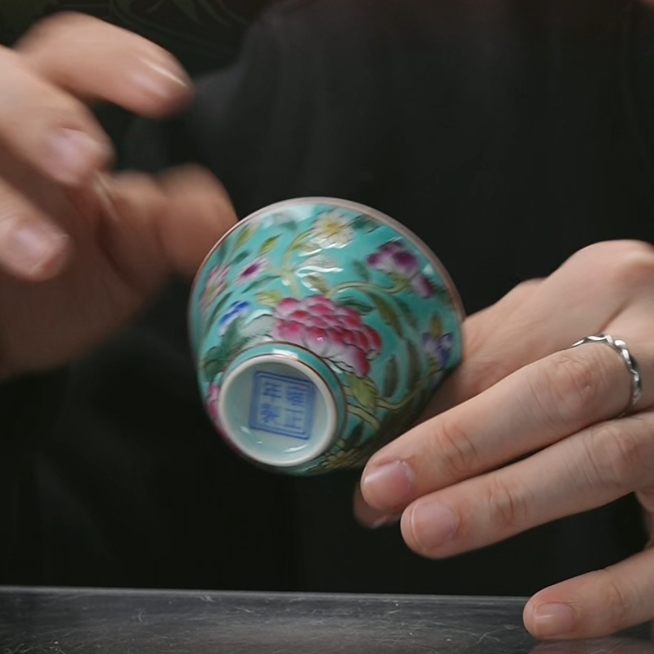 D松石绿釉粉彩花卉纹杯