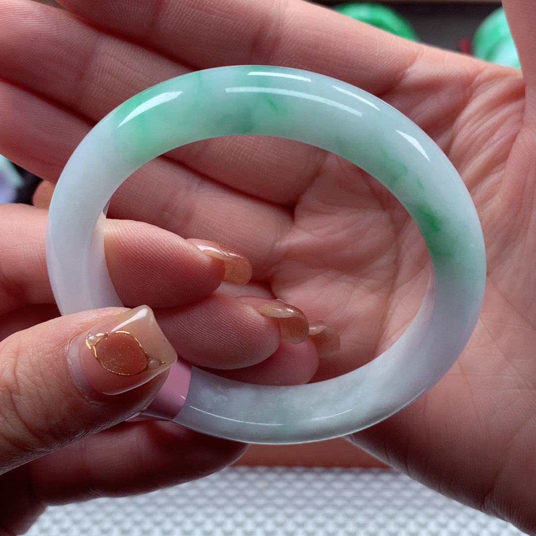 翡翠手镯未镶嵌翡翠