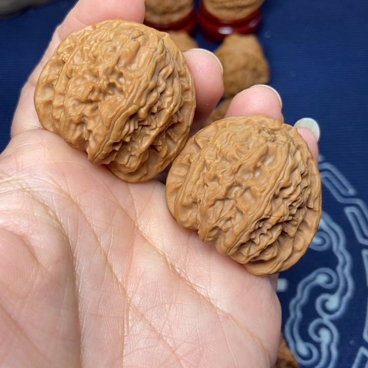 艮***啾核桃文玩核桃三角白