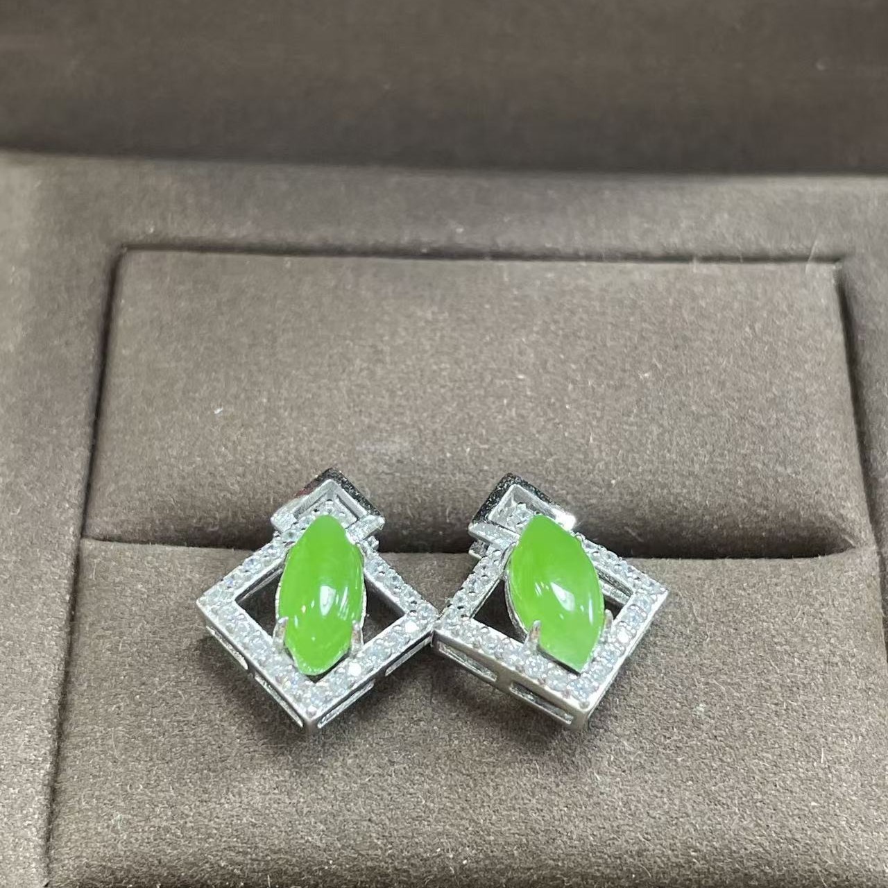 碧玉冰底阳绿耳钉设计款925银镶嵌
