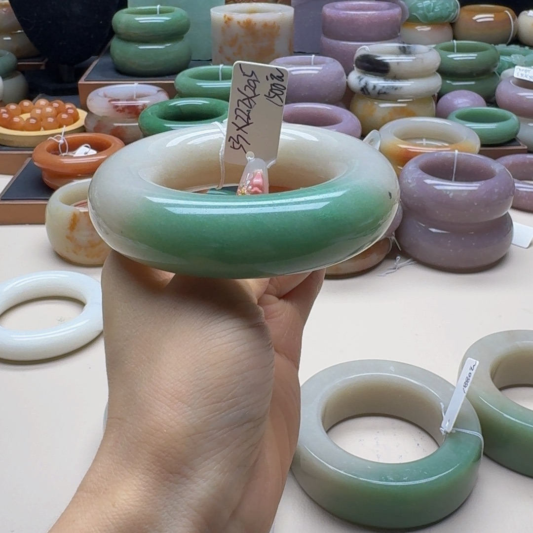 浅***然石英岩玉未镶嵌手镯