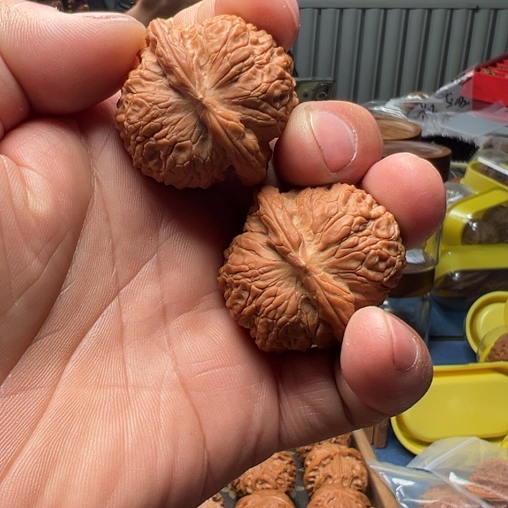 予***常文玩核桃把件血麒麟狮子头
