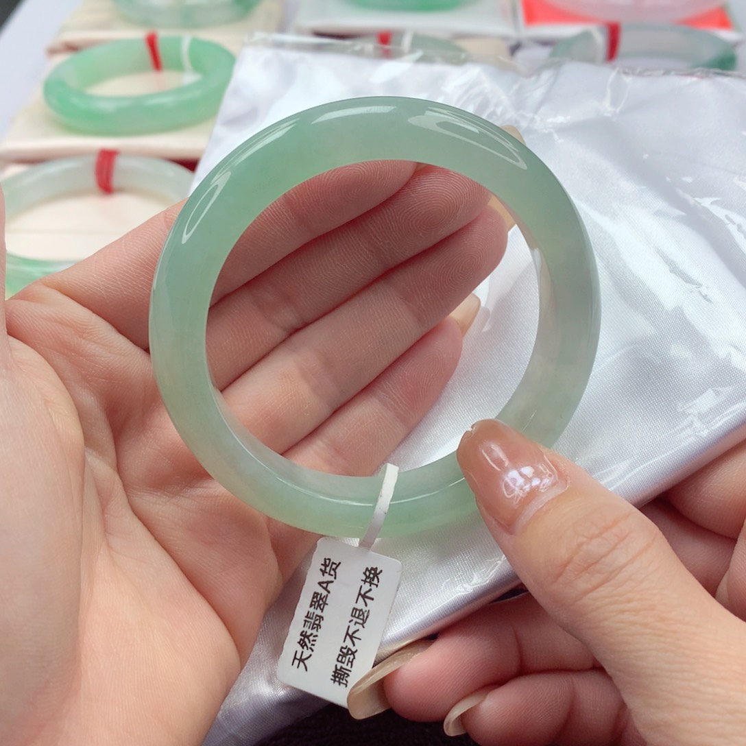 翡翠手镯未镶嵌56圈口 甜美可人起冰透冰晴绿