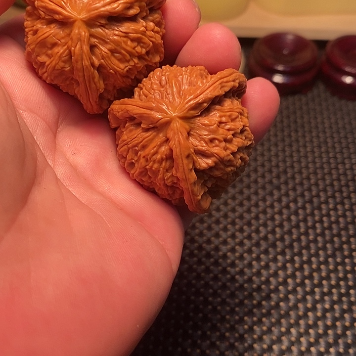 文玩核桃吊坠君**属文玩核桃