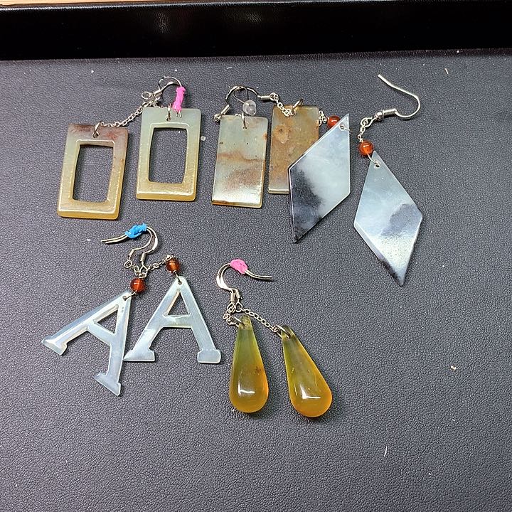 蛇纹石玉耳环未镶嵌杉*墨