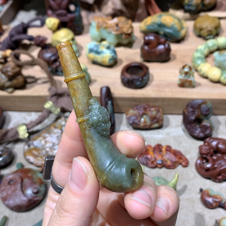 未镶嵌岫岩河磨玉（透闪石质玉）把件皇**拉