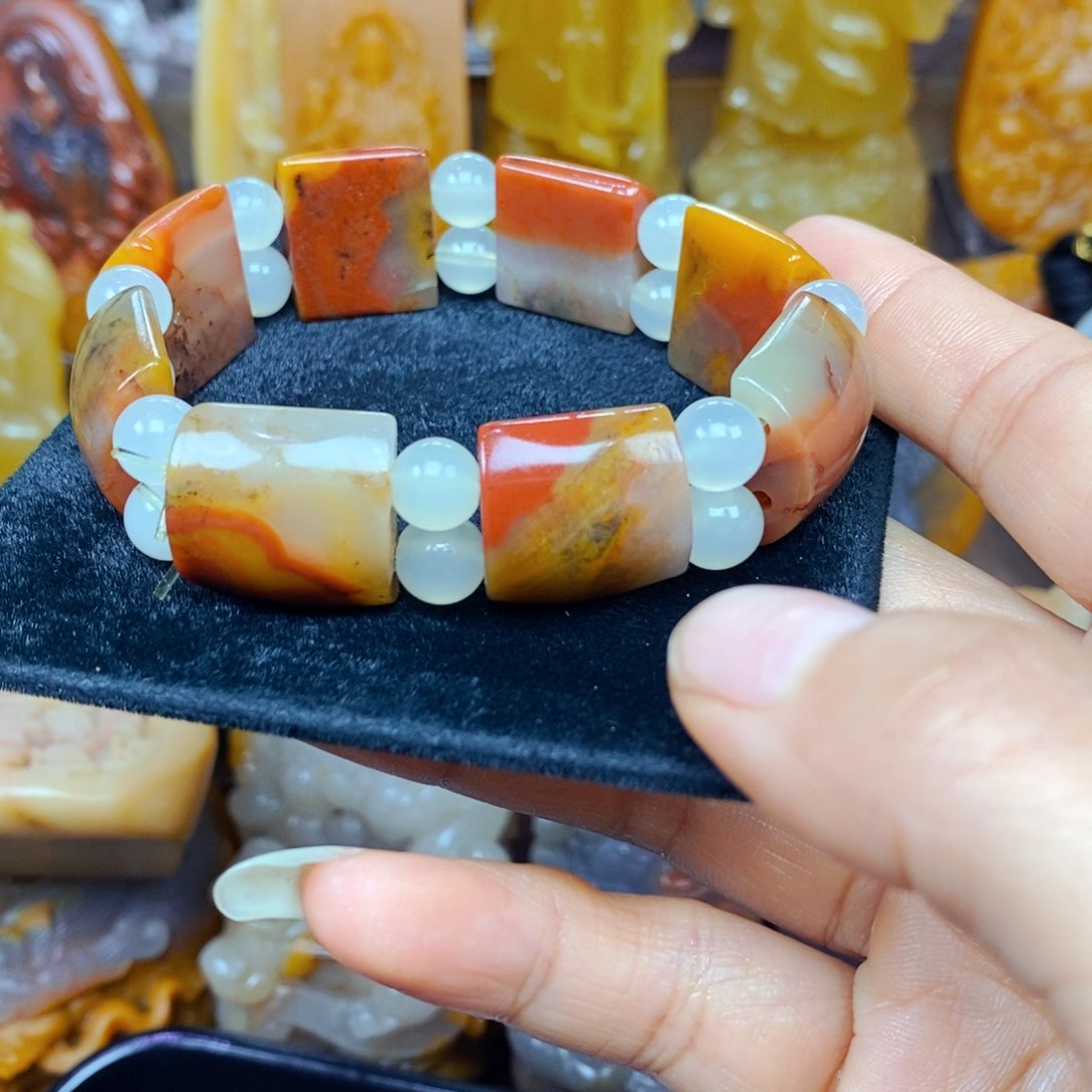 石英质玉（黄龙玉）未镶嵌颈饰