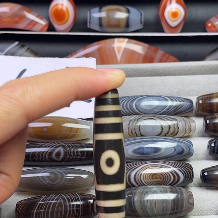 王***磊玛瑙/玉髓未镶嵌颈饰