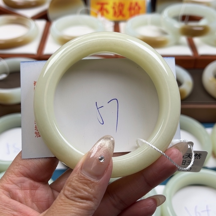 和田玉手镯未镶嵌