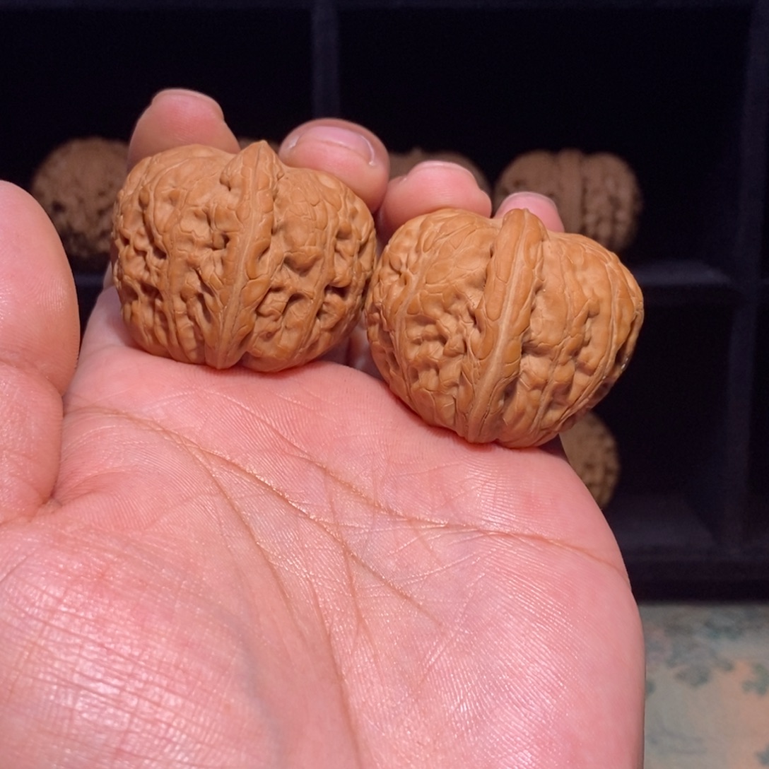 歪***歌文玩核桃把件全品41元宝49克