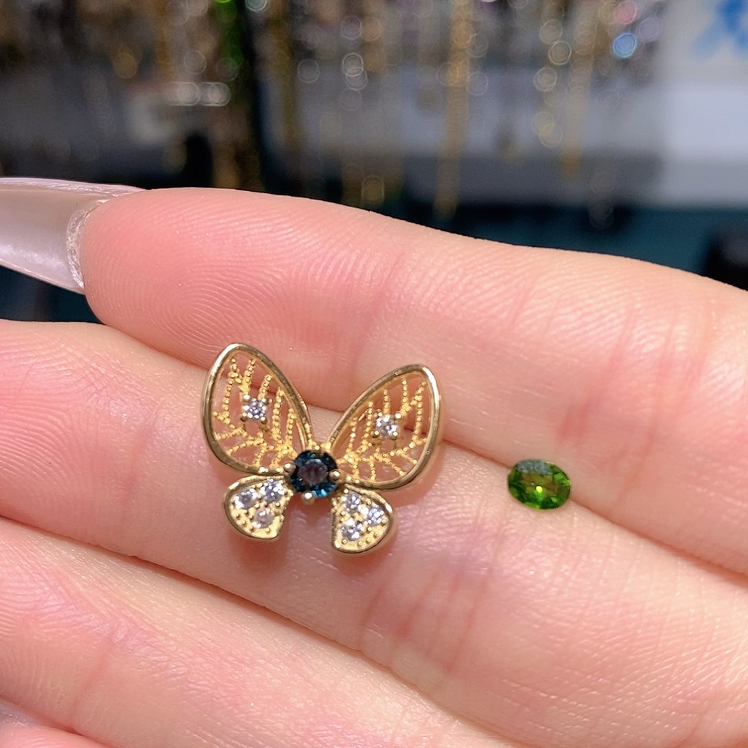 银S925镶嵌透辉石吊坠锦****张