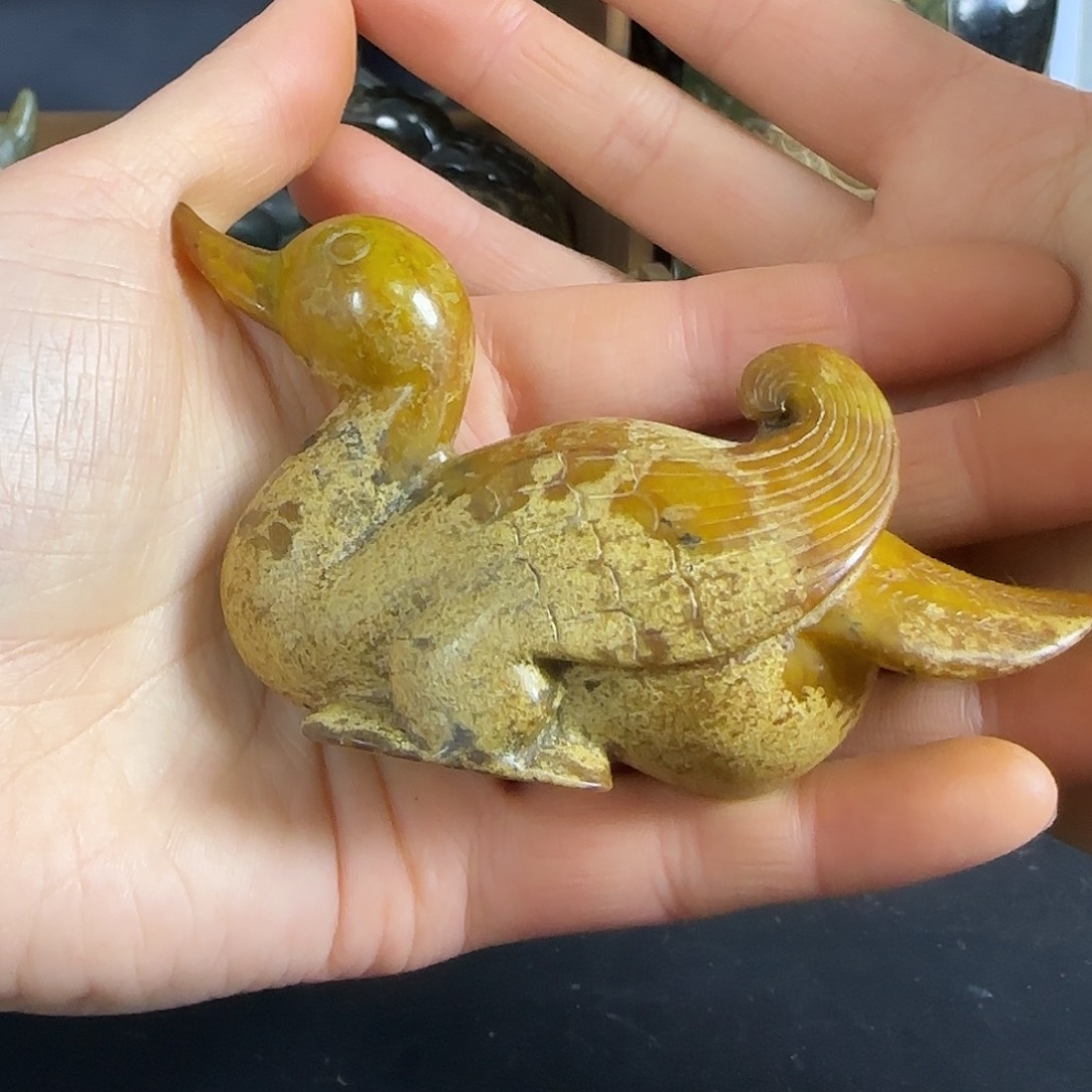 透闪石质玉挂件未镶嵌