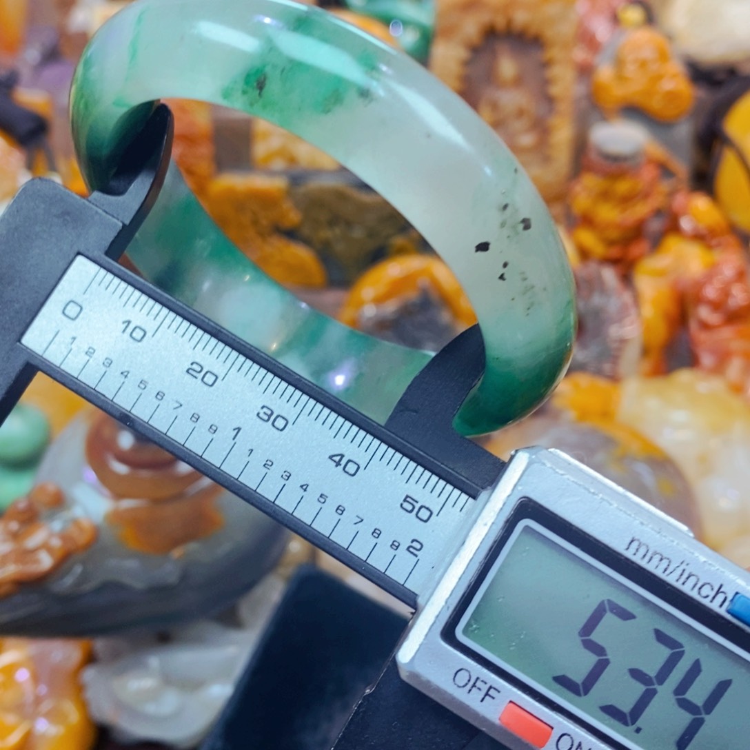 未镶嵌石英质玉（黄龙玉）颈饰