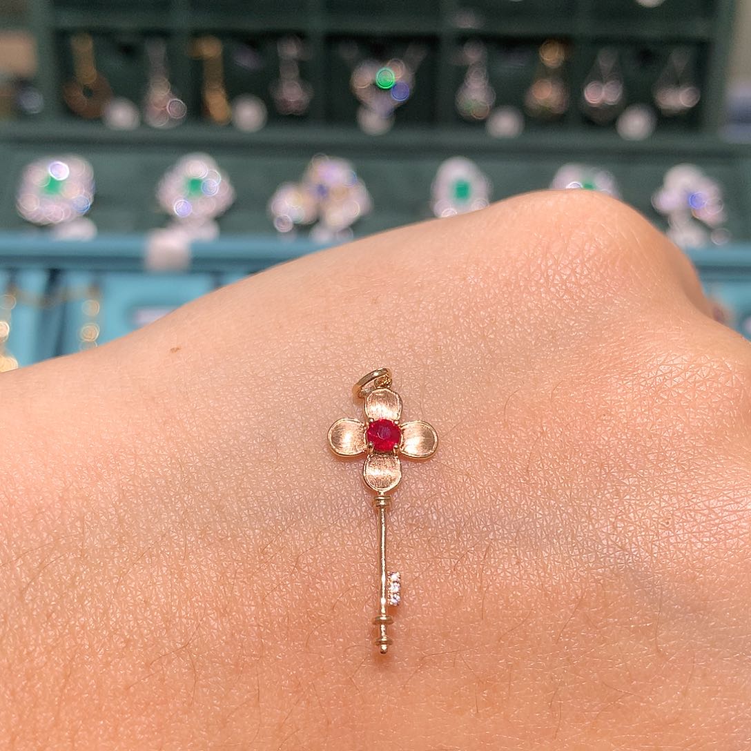 红宝石吊坠(不含链)18K金镶嵌吃***天