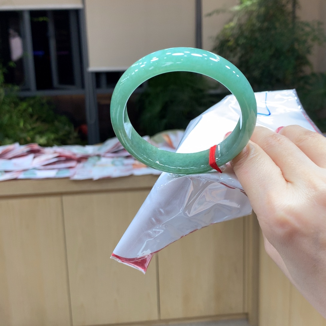 翡翠手镯未镶嵌不退不换