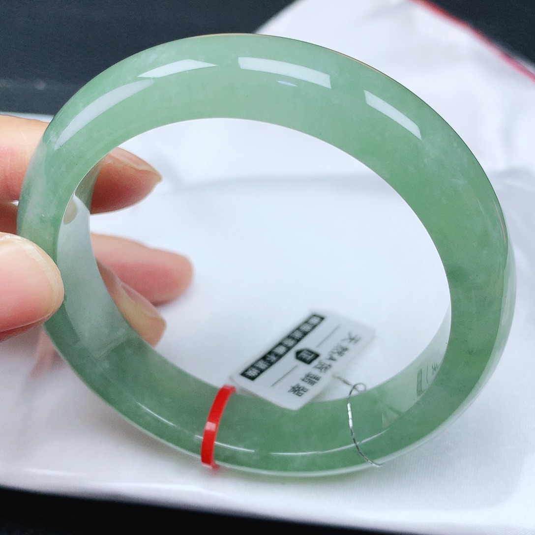 翡翠手镯未镶嵌56圈