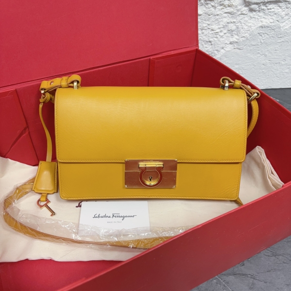 95新/菲拉格慕/市场价8000/包包/250219XZ0029