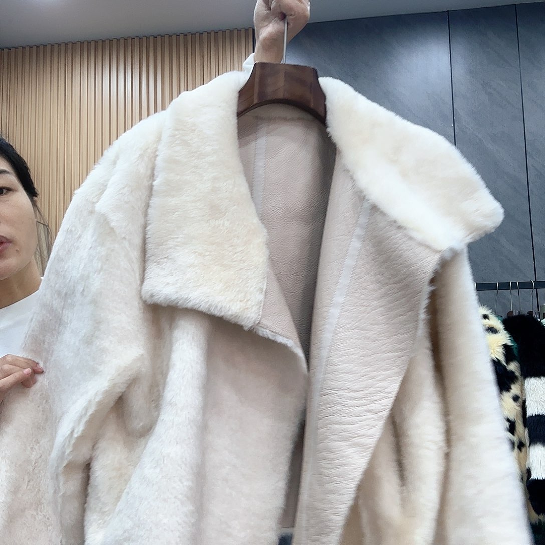 _***二白色洛曼皮毛一体