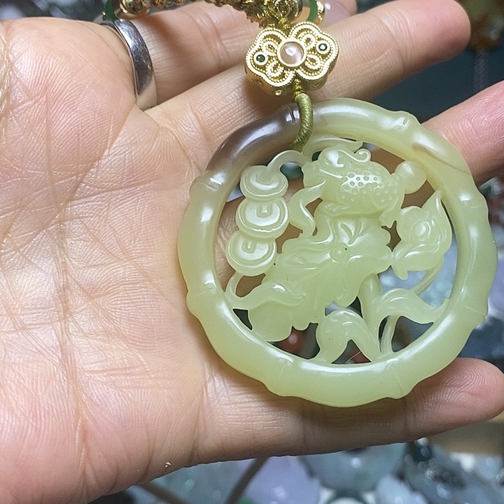 翡翠未镶嵌吊坠(赠链)