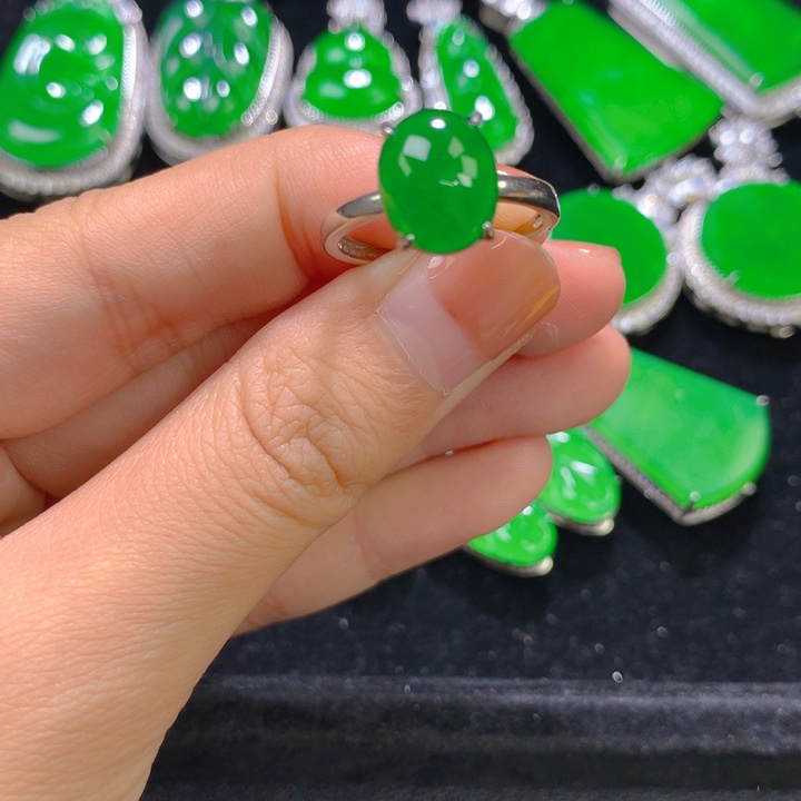 翡翠银S925镶嵌戒指一个