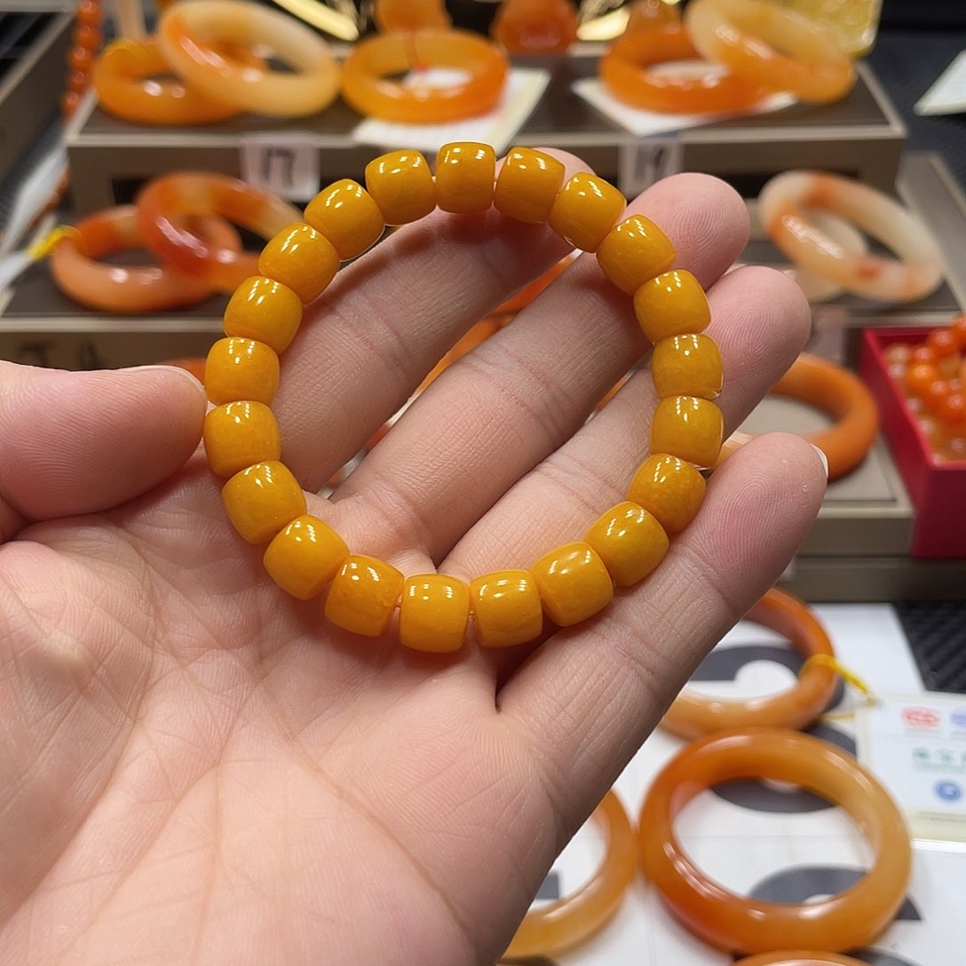 未镶嵌石英质玉（黄龙玉）手镯