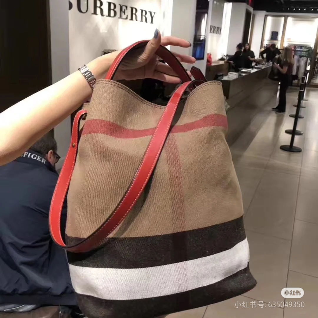 95新 BURBERRY/博柏利 艾瑟尔奢品/帆布水桶i单肩包
