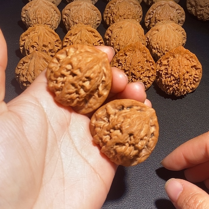 文玩核桃吊坠梨木台